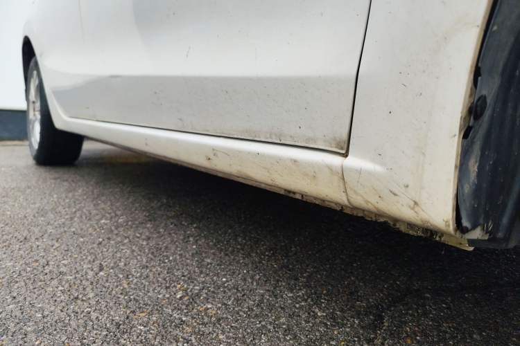 Used Haima Fumei 2014 M5 1.6L Manual Elite Model Right Side Sill