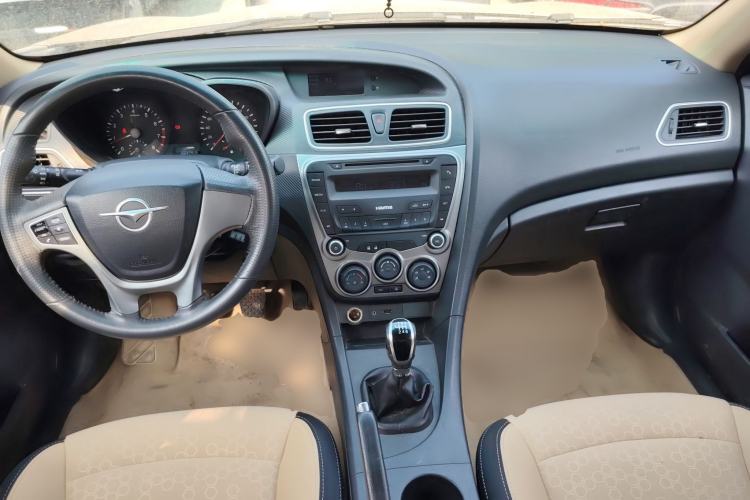 Used Haima Fumei 2014 M5 1.6L Manual Elite Model Center Console