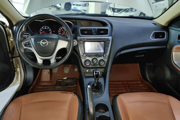 Used Haima Fumei 2014 M5 1.6L Manual Luxury Model Center Console