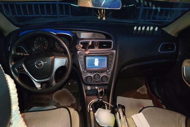 Used Haima Fumei 2014 M5 1.6L Manual Fashion Edition Center Console