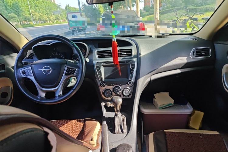 Used Haima Fumei 2014 M5 1.6L Automatic Comfort Model Center Console