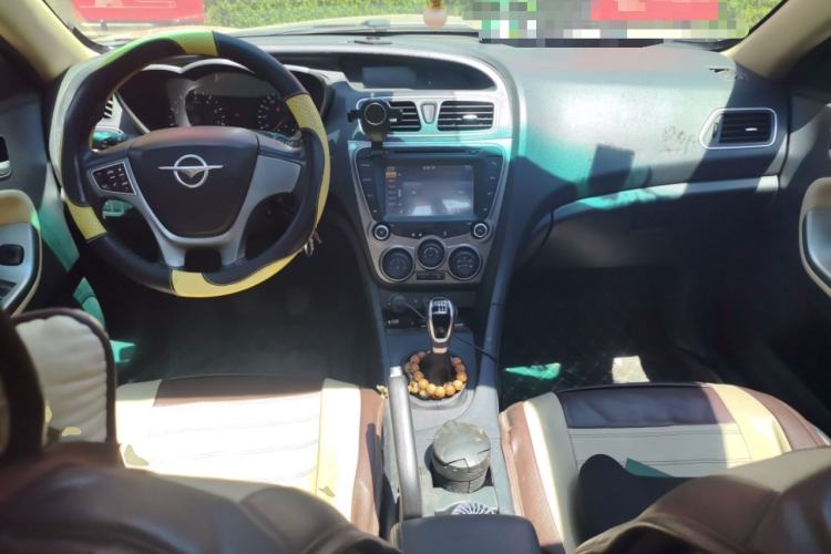 Used Haima Fumei 2014 M5 1.6L Manual Fashion Edition Center Console