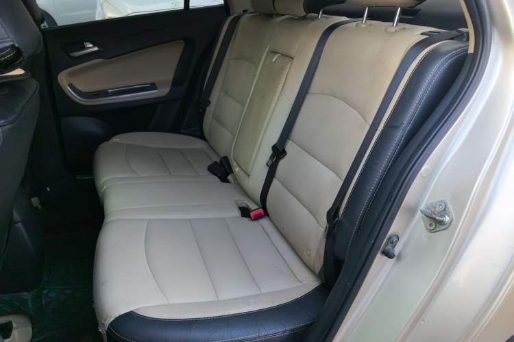 Used Haima Fumei 2014 M5 1.6L Manual Fashion Edition Interior 4