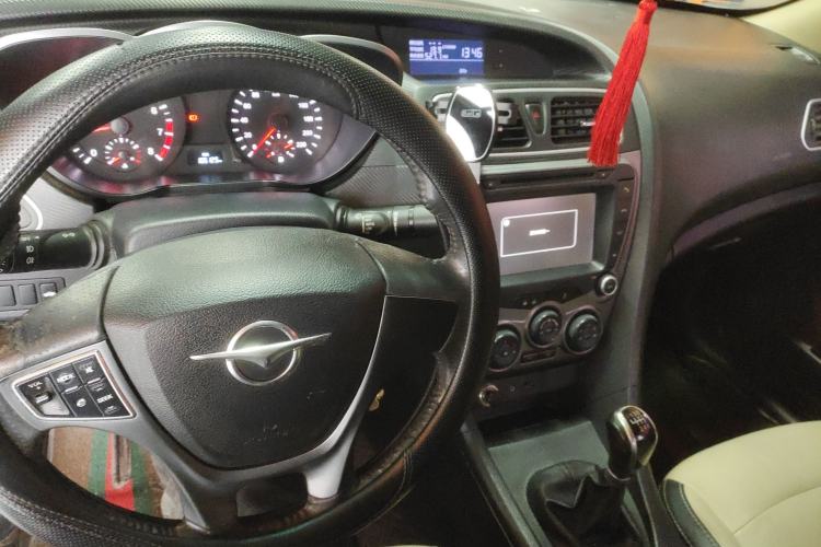 Used Haima Fumei 2015 M5 1.6L Manual "Beloved Edition" Center Console
