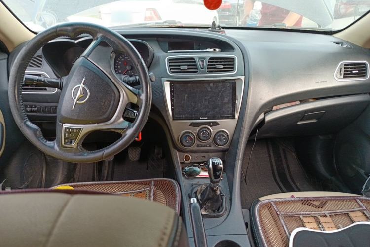 Used Haima Fumei 2015 1.6L Manual YueShang Model Center Console