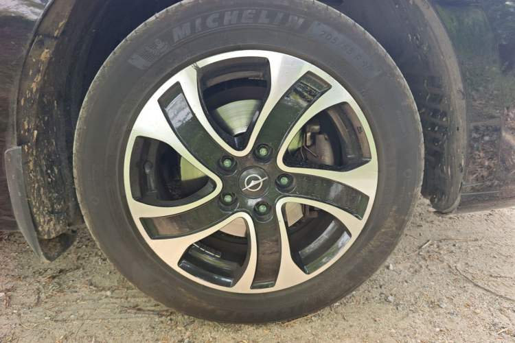 Used Haima Fumei 2015 1.6L Manual Prestige Model Right Front Wheel Hub