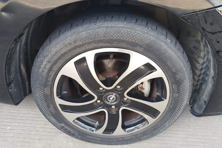 Used Haima Fumei 2015 1.6L Automatic Fashion Model Right Front Wheel Hub