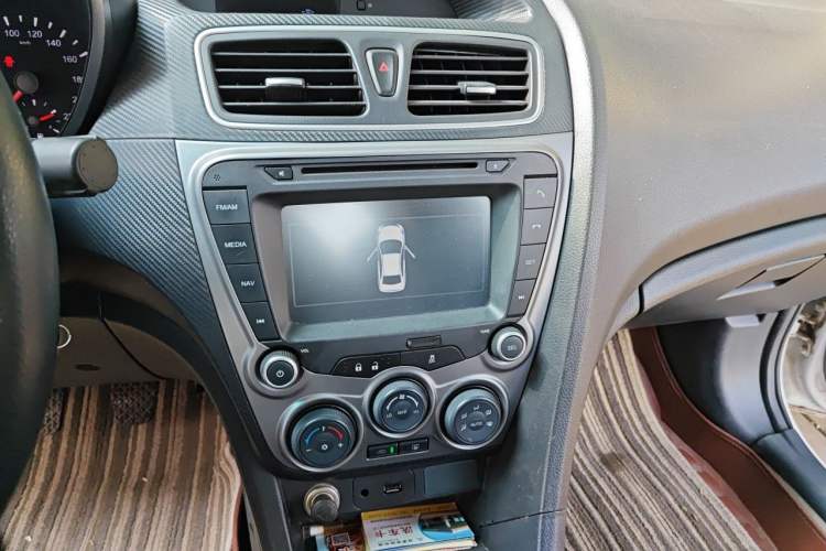 Used Haima Fumei 2015 M5 1.6L Manual "Beloved Edition" Audio And AC Panel