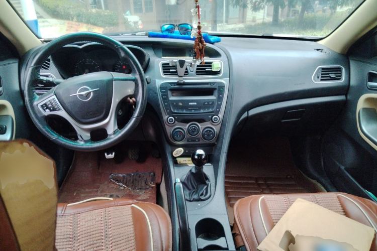 Used Haima Fumei 2015 1.6L Manual Prestige Model Center Console