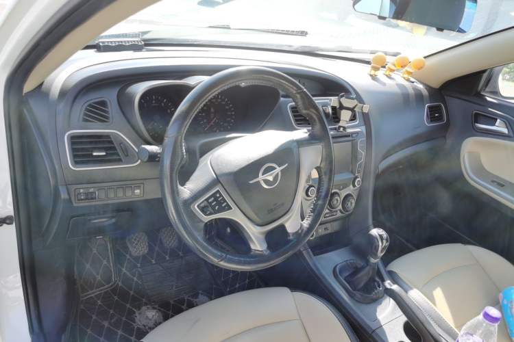 Used Haima Fumei 2015 1.6L Manual YueShang Model Center Console