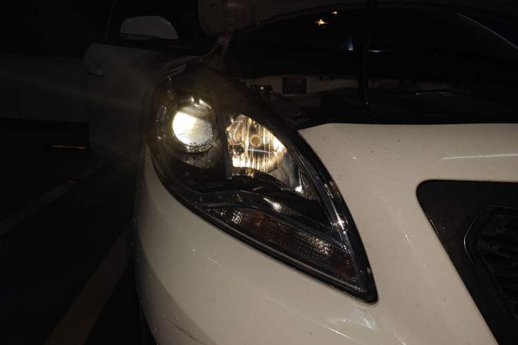 Used Haima Fumei 2015 1.5T Automatic YueShang Model Right Front Headlight