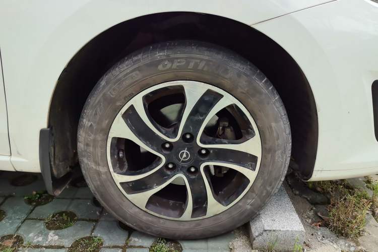 Used Haima Fumei 2015 1.6L Manual Prestige Model Right Front Wheel Hub