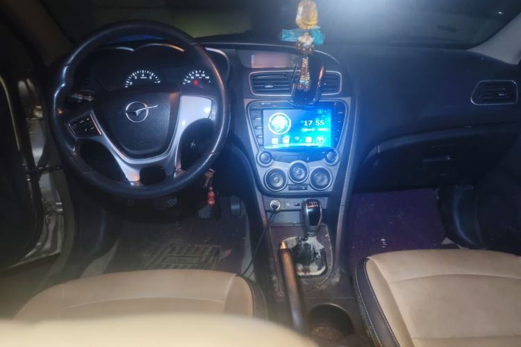 Used Haima Fumei 2015 1.6L Manual YueShang Model Center Console