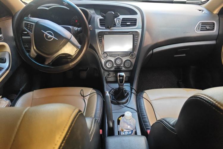 Used Haima Fumei 2016 1.6L Manual Prestige Model Upgrade Center Console