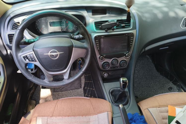 Used Haima Fumei 2016 1.6L Manual Prestige Model Upgrade Center Console