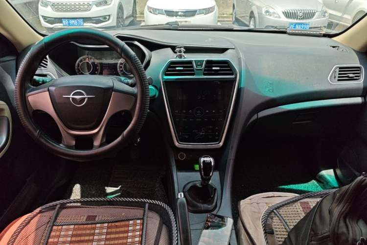 Used Haima Fumei 2017 1.6L Manual Comfort Model Center Console