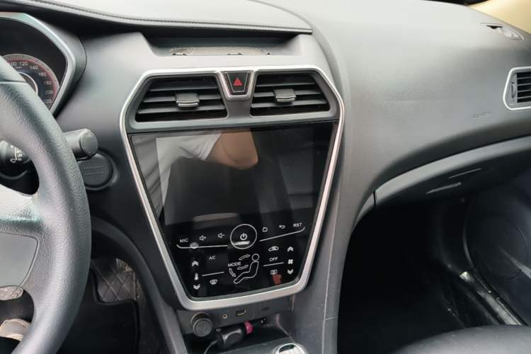 Used Haima Fumei 2017 1.6L Manual Comfort Model Center Console