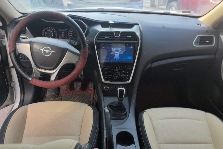 Used Haima Fumei 2017 1.6L Manual Comfort Model Center Console