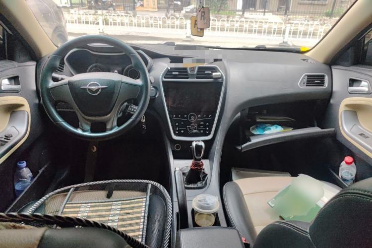 Used Haima Fumei 2017 1.6L Manual Comfort Model Center Console