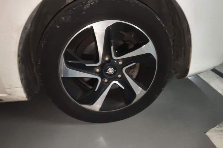 Used Haima Fumei 2017 1.6L Automatic Luxury Model Right Front Wheel Hub