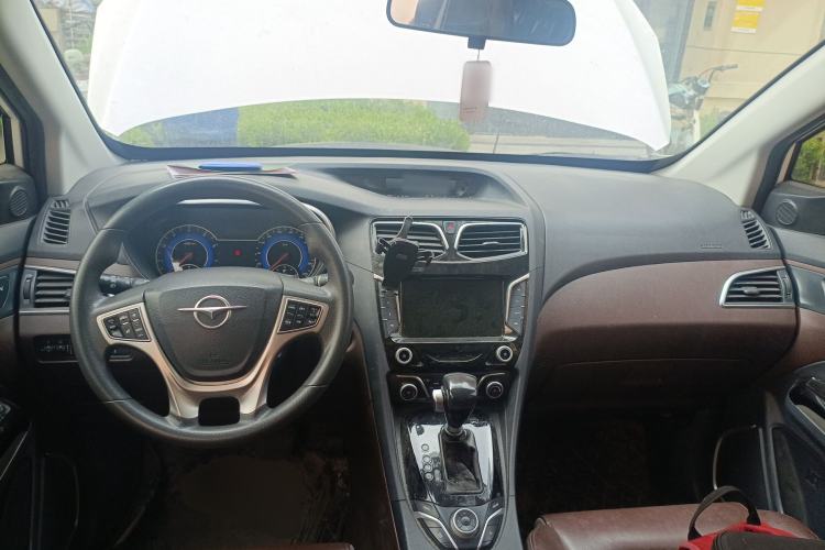 Used Haima Fumei F7 2017 1.5T 7-Seater Automatic Standard Edition Center Console