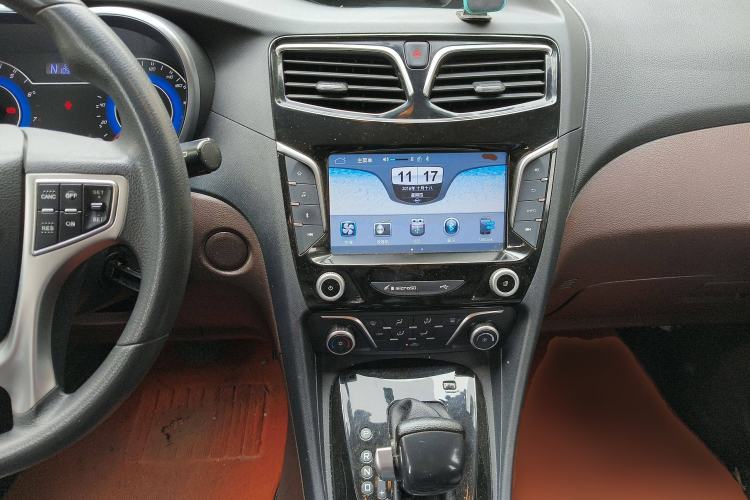 Used Haima Fumei F7 2017 1.5T 7-Seater Automatic Standard Edition Center Console