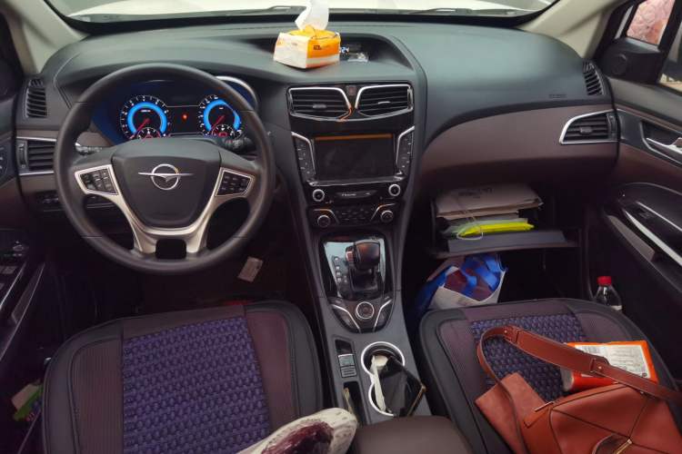 Used Haima Fumei F7 2017 1.5T 7-Seater Automatic Standard Edition Center Console