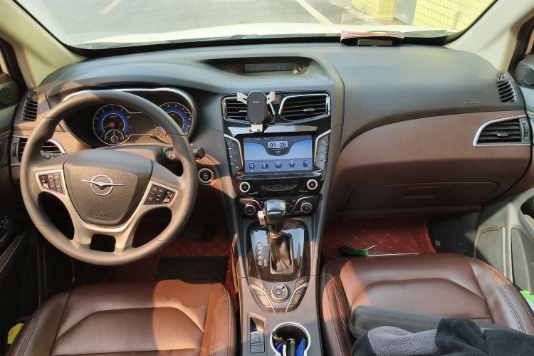 Used Haima Fumei F7 2017 1.5T 7-Seater Automatic Comfort Version Center Console