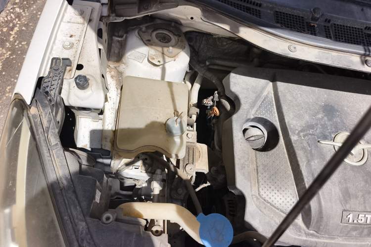 Used Haima Fumei F7 2017 1.5T 7-Seater Automatic Comfort Version Engine Bay Right