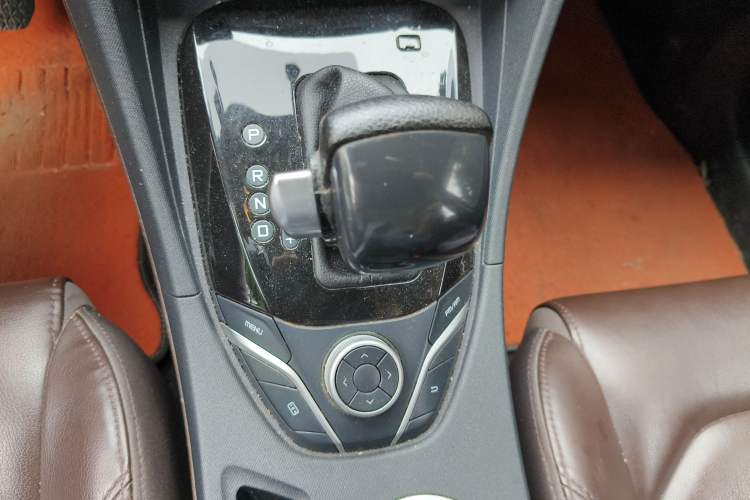Used Haima Fumei F7 2017 1.5T 7-Seater Automatic Standard Edition Gear Lever
