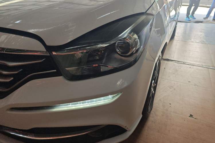 Used Haima Fumei F7 2017 1.5T 7-Seater Automatic Comfort Version Left Front Headlight