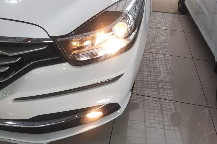 Used Haima Fumei F7 2017 1.5T 7-Seater Automatic Comfort Version Left Front Headlight
