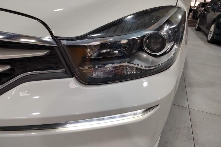Used Haima Fumei F7 2017 1.5T 7-Seater Automatic Comfort Version Left Front Headlight