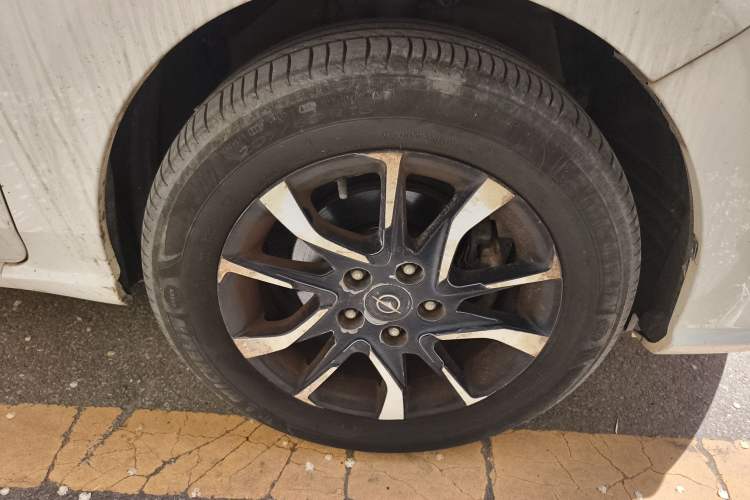 Used Haima Fumei F7 2017 1.5T 7-Seater Automatic Comfort Version Right Front Wheel Hub
