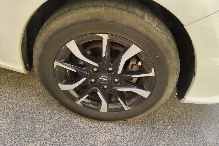 Used Haima Fumei F7 2017 1.5T 7-Seater Automatic Comfort Version Right Front Wheel Hub