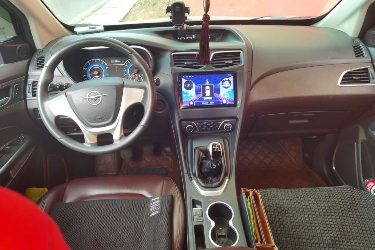 Used Haima Fumei MPV 2017 7-Seater Version 1.5T Manual – Comfort & Enjoyment Trim Center Console