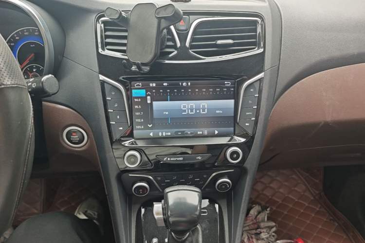 Used Haima Fumei MPV 2017 7-Seater Version 1.5T Automatic – Comfort Edition Audio And AC Panel