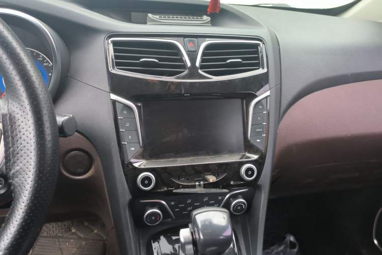 Used Haima Fumei MPV 2017 7-Seater Version 1.5T Automatic – Comfort & Enjoyment Trim Audio And AC Panel