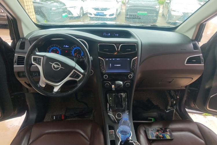 Used Haima Fumei MPV 2017 7-Seater Version 1.5T Automatic – Comfort Edition Center Console