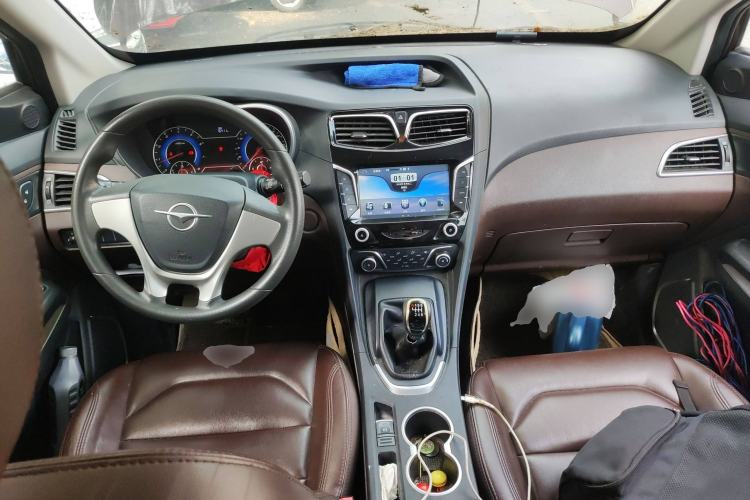 Used Haima Fumei MPV 2017 7-Seater Version 1.5T Manual – Comfort & Enjoyment Trim Center Console