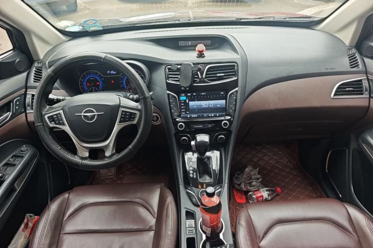 Used Haima Fumei MPV 2017 7-Seater Version 1.5T Automatic – Comfort Edition Center Console