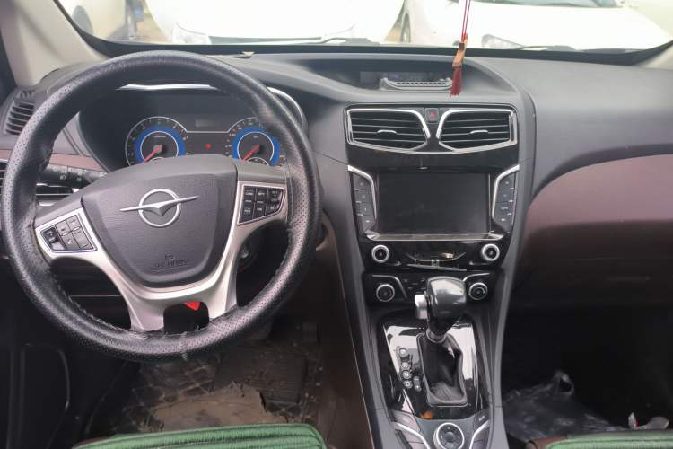 Used Haima Fumei MPV 2017 7-Seater Version 1.5T Automatic – Comfort & Enjoyment Trim Center Console