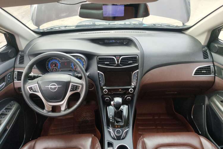 Used Haima Fumei MPV 2017 7-Seater Version 1.5T Automatic Value-Added Edition Center Console