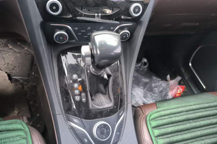 Used Haima Fumei MPV 2017 7-Seater Version 1.5T Automatic – Comfort & Enjoyment Trim Gear Lever