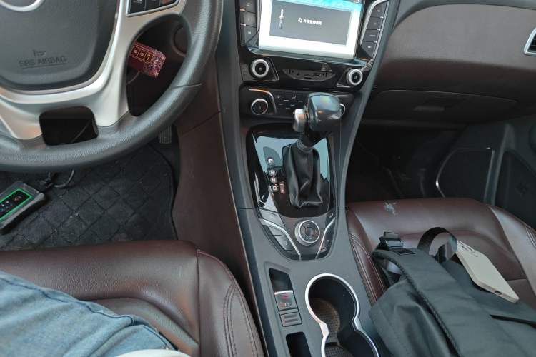Used Haima Fumei MPV 2017 7-Seater Version 1.5T Automatic – Comfort & Enjoyment Trim Gear Lever