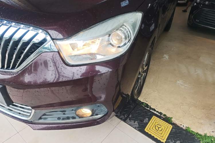 Used Haima Fumei MPV 2017 7-Seater Version 1.5T Automatic – Comfort Edition Left Front Headlight