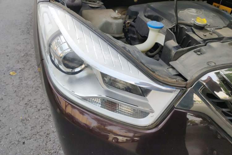 Used Haima Fumei MPV 2017 7-Seater Version 1.5T Manual – Comfort & Enjoyment Trim Right Front Headlight