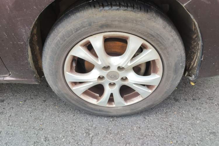 Used Haima Fumei MPV 2017 7-Seater Version 1.5T Manual – Comfort & Enjoyment Trim Right Front Wheel Hub