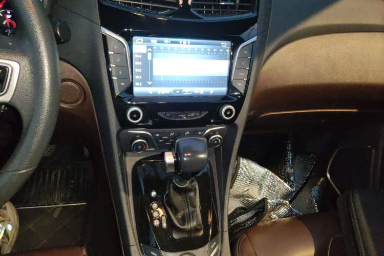 Used Haima Fumei MPV 2017 7-Seater Version 1.5T Automatic Value-Added Edition Audio And AC Panel