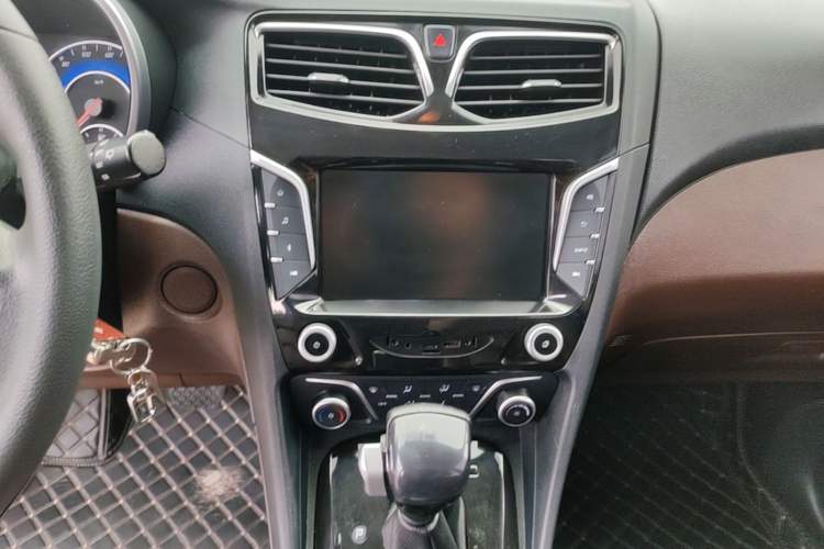 Used Haima Fumei MPV 2017 7-Seater Version 1.5T Automatic Value-Added Edition Audio And AC Panel